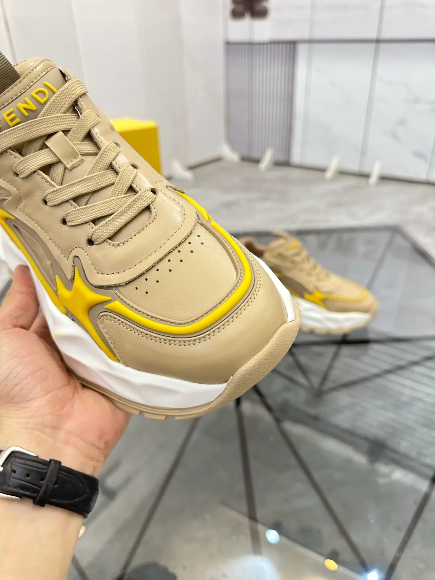 Men's shoes: 💰P580¥ Product trademark: Fendi* "Fendi*" low-top sports shoes Regular size: 39-44 (can be customized to 38.45.46) Product material: imported cowhide upper, breathable lining, original outsole. No.: 0008